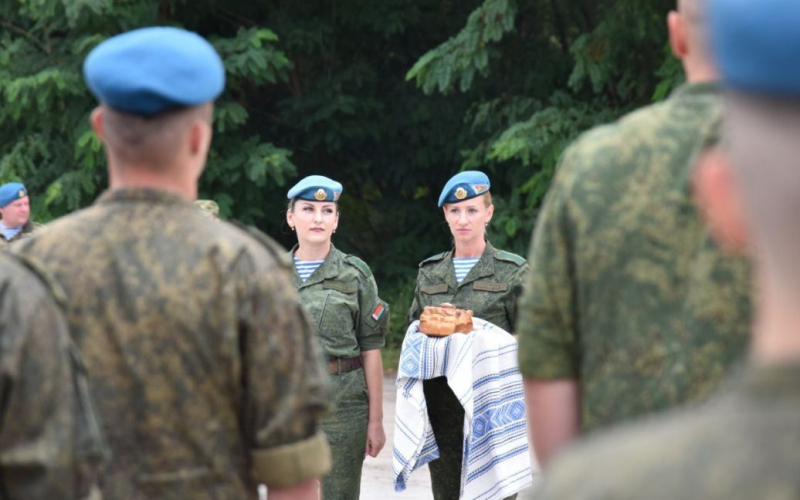 В Eine weitere Staffel russischer Militärs ist in Weißrussland eingetroffen (Foto)“ /></p>
<p><strong>Die erste Militärgruppe ist vor mehr als einer Woche eingetroffen.</strong></p>
<p>Ins benachbarte < strong>Weißrussland</strong> strong> Am Dienstagmorgen, dem 29. August, traf eine weitere Staffel der Streitkräfte des Aggressorlandes Russland ein, um an den OVKS-Übungen teilzunehmen.</p>
<p>Dies wurde von der Überwachungsgruppe „Belarusian“ gemeldet Gayun”.</p>
<p>“Heute, etwa um 7:30 Uhr, traf eine weitere Staffel mit dem Militär der russischen Streitkräfte in Brest ein. Sie kamen in Weißrussland an, um an gemeinsamen Übungen mit den schnellen Eingreiftruppen der CSTO teilzunehmen. ” „Interaktion 2023“, die in Weißrussland vom 1. bis 6. September dauern wird, heißt es in dem Bericht.< /p> </p>
<p>Es wird darauf hingewiesen, dass gleichzeitig <strong>Schulungen in Weißrussland stattfinden werden:</strong ></p>
<p> Teilnahme an den CSTO-Übungen. Denken Sie daran, dass das Erscheinen des ersten am Abend des 18. August aufgezeichnet wurde.</p>
<p><img decoding=