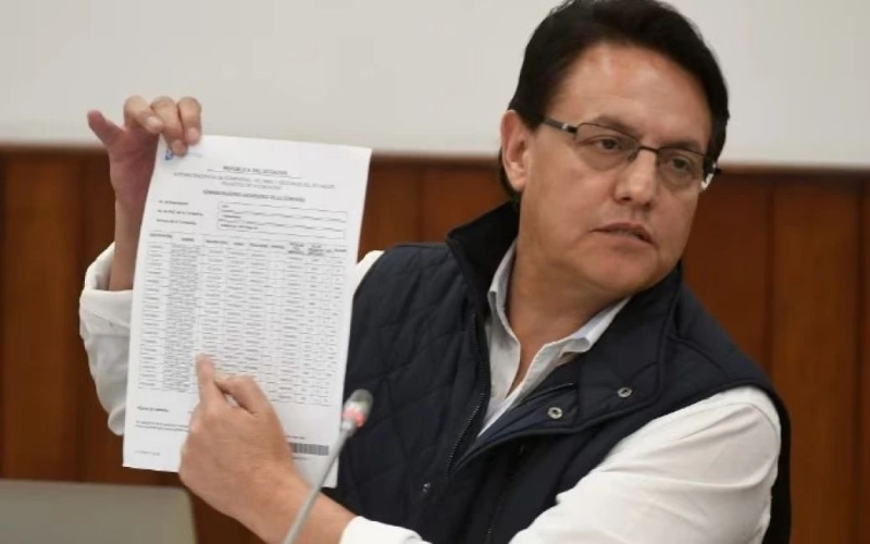 В In Ecuador wurde ein Präsidentschaftskandidat bei einer Kundgebung brutal angeschossen. /></p>
<p><strong>Der Angreifer traf den Politiker dreimal am Kopf.</strong></p>
<p>Präsident Fernando Villavicencio unmittelbar nach dem Ende der Wahlkundgebung.</p>
<p>Dies berichtet <strong>El Universo</strong>.</p>
<p>Aus dem Bericht geht hervor, dass der Politiker ein Treffen mit Wählern in der USA abgehalten hat Hauptstadt Quito. Nach dem Ende der Kundgebung eröffnete ein Unbekannter das Feuer, als Villavicencio ins Auto stieg.</p>
<p>Es wird berichtet, dass der Angreifer dreimal auf den Kopf eines Politikers einschlug, der auf dem Weg dorthin in einem Krankenwagen starb Das Krankenhaus.</p>
<p>Neben Villavicencio verletzte der Angreifer auch acht Teilnehmer der Kundgebung.</p>
<p>Der derzeitige Präsident des Staates, Guillermo Lasso, bestätigte den Tod des Politikers. Das Staatsoberhaupt versprach, sich mit der Tragödie zu befassen.</p>
<p>Der Umfrage vor der Wahl zufolge könnte er in die zweite Wahlrunde einziehen und zusammen mit dem Mitte-Links-Politiker Luis 13,2 % der Stimmen erhalten Gonzalez, für den 26,6 % stimmen wollen. </p>
<p>Zuvor wurde berichtet, dass aufgrund heftiger Regenfälle in der Stadt Alaus in Ecuador 57 Gebäude durch einen Erdrutsch zerstört wurden. Mindestens 23 Menschen starben</strong>.</p>
<p>Darüber hinaus berichteten wir zuvor, dass ein starkes Erdbeben der Stärke 6,9 ​​Ecuador erschütterte, das mehr als 13 Millionen Menschen zu spüren bekamen</strong> . </p>
<h4>Verwandte Themen:</h4>
<!-- relpost-thumb-wrapper --><div class=