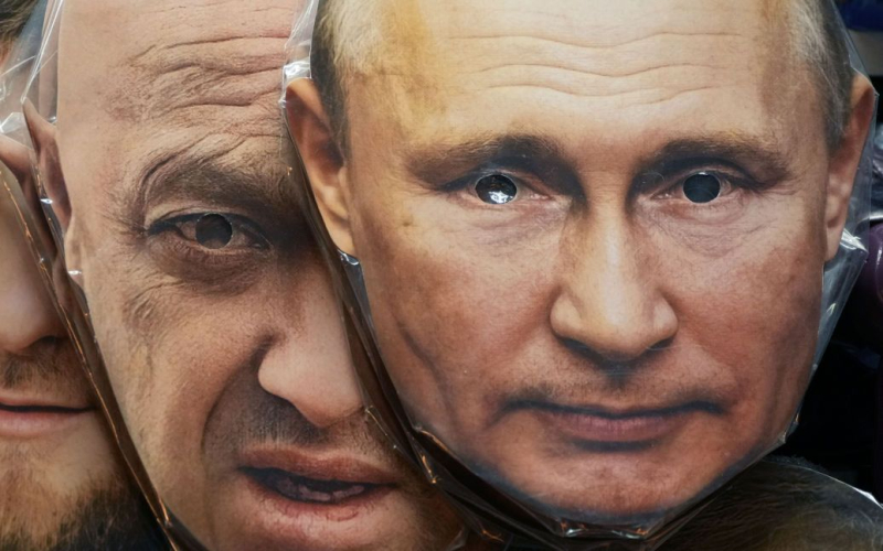 ISW analysierte Putins Beteiligung am Tod von Prigozhin“ /></p>
<p><strong>Analysten gehen davon aus, dass der Diktator sich am Führer der PMC für die Demütigung während des Aufstands im Juni rächen könnte.</strong></p>
<p>< p>Analysten des American Institute for the Study War neigen dazu, zu glauben, dass der russische Präsident-Diktator Wladimir Putin die Demütigung des Aufstands rächen konnte und den Befehl gab, die Führung von <strong>PMC „Wagner“</strong> zu zerstören.< /p> </p>
<p>So analysieren ISW-Experten den Abschuss des Flugzeugs des Anführers der „Wagneriten“ „Evgeny Prigogine“ und seinen Tod.</p>
<p>„Putins fast eindeutiger Befehl an das russische Verteidigungsministerium, Prigoschins Flugzeug abzuschießen, ist wahrscheinlich ein öffentlicher Versuch, seine Dominanz und Rache für die Demütigung zu bekräftigen, die Putin und dem russischen Verteidigungsministerium durch den bewaffneten Aufstand der Wagner-Gruppe am 24. Juni zugefügt wurde.“ ,“ stellt das ISW fest.</p>
<p>In ihrem Bericht weisen Analysten darauf hin, dass das russische Verteidigungsministerium und der Kreml seit seinem Aufstand PMCs zerstört und Prigoschins Macht geschwächt haben. Deshalb war die Ermordung der Wagner-Führungskräfte wohl der letzte Schritt zur Liquidation des Unternehmens als eigenständige Organisation. Prigoschin wiederum versuchte offenbar, der Zerstörung der Wagner durch das Verteidigungsministerium und die Präsidialverwaltung entgegenzuwirken.</p>
<p>Analysten betonen, dass Putin „mit ziemlicher Sicherheit“ dem russischen Militärkommando befohlen habe, Prigoschins Flugzeug abzuschießen. Das russische Militär, insbesondere Verteidigungsminister Sergej Schoigu und Generalstabschef Waleri Gerassimow, hätten den Anführer der „Wagneriten“ ohne Putins Befehl kaum getötet.</p>
<p>Die offizielle Bestätigung der Entlassung Surowikins durch die staatliche russische SMP am selben Tag wie die Ermordung Prigoschins ist höchstwahrscheinlich kein Zufall. Der Kreml beabsichtigt wahrscheinlich, dass beide veröffentlichten Strafen ein klares Signal dafür sein sollen, dass die Teilnehmer der Meuterei vom 24. Juni erledigt wurden, und dass die Berufung Wagners an die russische Führung beschlossene Sache ist.</p>
<p>Analysten sagen, Russisch Quellen stellten fest, dass seit Beginn des bewaffneten Wagner-Aufstands, bei dem PMC-Truppen mehrere russische Hubschrauber abschossen und mindestens 13 russische Soldaten töteten, genau zwei Monate vergangen sind.</p>
<p>Die Entscheidung, dass die russische Luftverteidigung für die Ermordung von Prigoschin verantwortlich sei, ermöglichte es dem russischen Verteidigungsministerium, einen der tödlichsten Tage für die russische Luftfahrt seit Beginn einer umfassenden Invasion in der Ukraine direkt zu rächen.</p>
<h2> <strong>Zukunft der PVK ohne Prigozhin</p>
<p> stark></h2>
<p>Nach der Eliminierung von Prigozhin, betont ISW, bleibe die Zukunft Wagners ohne Anführer ungewiss. Schließlich seien PMC-Chef Jewgeni Prigoschin und Gründer Dmitri Utkin „zweifellos die Gesichter Wagners gewesen, und ihre Ermordungen werden dramatische Auswirkungen auf die Kommandostruktur und das Markenzeichen der Organisation haben.“ Noch wichtiger ist, dass Wagner-Kommandeure und -Kämpfer anfangen könnten, um ihr Leben zu fürchten oder demoralisiert zu werden.</p>
<p>„Die Einmischung des russischen Verteidigungsministeriums und des Kremls in die Wagner-Operation und die Abwesenheit von Prigozhin, der kämpfen würde.“ „Für neue Möglichkeiten für das Personal von „Wagner“ kann es zu einer weiteren Degradierung der „Wagner“-Gruppe kommen“, heißt es in dem Bericht.</p>
<h2><strong>Der Kreml will die Verantwortung abziehen</strong></h2>
<p>Das ISW stellt fest, dass der Kreml wahrscheinlich Bedingungen schafft, um Putin und dem russischen Militär die ausdrückliche Verantwortung für den Mord an Prigozhin zu entziehen.</p>
<p><b>“</b>Rosaviatsia hat eine Sonderkommission zur Untersuchung der technischen Probleme eingesetzt Zustand des abgestürzten Flugzeugs, meteorologische Bedingungen auf der Flugroute sowie Abfertigungsdienste und Bodenfunkgeräte. Der Untersuchungsausschuss Russlands hat ein Strafverfahren gemäß dem Artikel über Verstöße gegen die Regeln der Verkehrssicherheit und des Betriebs des Luftverkehrs eingeleitet. heißt es im Bericht.</p>
<p>Experten fügen hinzu, dass der weite Informationsraum Russlands keine Kommentare zu den Ursachen der Katastrophe abgibt und nur wenige Quellen den Vorfall mit dem Kreml oder dem russischen Verteidigungsministerium in Verbindung bringen.</p>
<h2><strong>Einzelheiten zum Abschuss des Flugzeugs</strong></h2>
<p >Spezialisten des Instituts stellen fest, dass der Chef der Wagner-Gruppe, Jewgeni Prigoschin, und ihr Gründer, Dmitri Utkin, starben, nachdem die russischen Sicherheitskräfte ein Flugzeug über dem Twer abgeschossen hatten Region.</p>
<p>Die russische Föderale Luftfahrtbehörde berichtete, dass alle Passagiere, und zwar Jewgeni Prigoschin, Dmitri Utkin, Sergej Propustin, Jewgeni Makarjan, Alexander Totmin, Waleri Tschekalow, Nikolai Matjusjew, zusammen mit drei Besatzungsmitgliedern bei dem Absturz ums Leben kamen.</p>
<p > Russische Quellen behaupten, dass ein zweites Wagner-eigenes Embraer-Flugzeug (Registrierungsnummer RA-02748) in der russischen Hauptstadt startete, aber umdrehte und ungefähr zur gleichen Zeit, als der Angriff stattfand, auf dem Moskauer Flughafen Ostafjewo landete.</p>
<p> Flugverfolgungsdaten zeigten, dass das zweite Flugzeug um 18:27 Uhr in St. Petersburg ankam und 20 Minuten später um 20:02 Uhr nach Moskau zurückflog.</p>
<p>Wie berichtet, am Abend des August 23 wurde bekannt, dass <strong>ein Flugzeug mit Jewgeni Prigoschin an Bord</strong> in der Russischen Föderation abgestürzt ist. Russische Propaganda-Telegrammkanäle deuten darauf hin, dass das Flugzeug des Wagner-Anführers von russischen Luftverteidigungssystemen abgeschossen wurde – zwei S-300-Raketen. Ihnen zufolge waren während des Fluges von Prigozhins Flugzeug zwei Explosionen am Himmel zu hören.</p>
<h4>Verwandte Themen:</h4>
<p>Weitere Nachrichten</p>
<!-- relpost-thumb-wrapper --><div class=