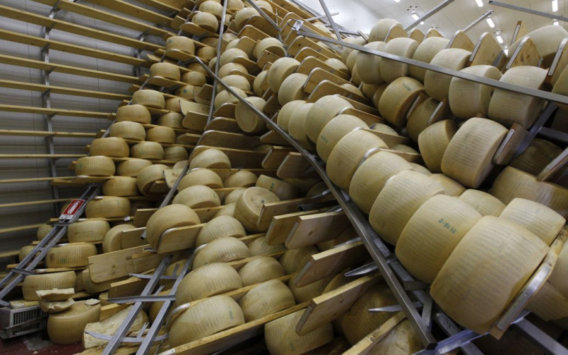 В In Italien wurde ein Mann von Tausenden Kilogramm Käse zerquetscht: Einzelheiten des Vorfalls -guid-0a2871ae-7fff-0cd6-05ec-31b60eebea95 Sein Fabriklager in Bergamo, Norditalien, teilten die örtlichen Behörden mit.</p>
<p dir =