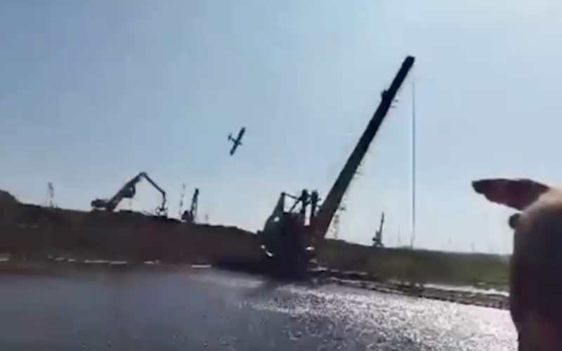 В Ein Wasserflugzeug stürzte in der Region Krasnojarsk in der Russischen Föderation ab: Ein Video vom Moment der Katastrophe, an dem eine Person starb.</p>
<p>Dies wurde von den russischen Massenmedien berichtet.</p>
<p>Sie gab an, dass das Wasserflugzeug beim Start vom Fluss Dudinka abgestürzt sei. Beide an Bord kamen ums Leben.</p>
<p>Aufgrund dieser Tatsache leitete das russische Untersuchungskomitee ein Strafverfahren ein.</p>
<p>Die russische Öffentlichkeit veröffentlichte ein Video des Flugzeugabsturzes. Das Video zeigt, wie das Gerät vom Fluss aus an Höhe gewann, die ersten Sekunden geradeaus flog und dann begann, sich nach rechts zu drehen. Beim Aufprall auf die Küste explodierte das Wasserflugzeug.</p>
<p>Erinnern Sie sich daran, dass am 27. Juli ein Mi-26-Hubschrauber russischer Grenzschutzbeamter bei der Landung auf dem Flughafen Jakutsk gegen einen Beleuchtungsmast krachte. Das Heck des Flugzeugs wurde abgerissen.</p>
<p>Am selben Tag stürzte ein Mi-8-Hubschrauber im Altai mit 13 Touristen und drei Besatzungsmitgliedern an Bord ab. Das Flugzeug prallte gegen Drähte und eine Stange, stürzte ab und fing Feuer – die Absturzstelle wurde auf Foto und Video gefilmt.</p>
<p><u><strong>Lesen Sie auch:</strong></u></p >
<h4>Ähnliche Themen:</h4>
<!-- relpost-thumb-wrapper --><div class=