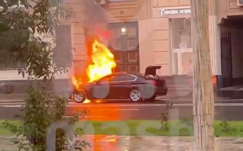 Ein Auto der Kreml-Flotte hat in Moskau Feuer gefangen: Wem gehört es (Foto)