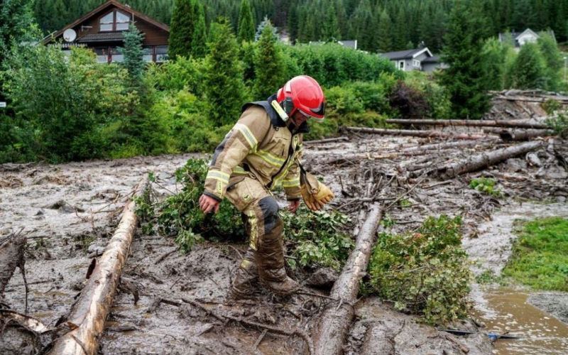 В In Norwegen zerstörte ein Sturm einen Damm, die Behörden evakuierten Tausende Menschen“ /></p>
<p><strong>Die Behörden des Landes rechnen mit neuen Überschwemmungen und fordern die Bevölkerung zur Mobilisierung auf.</strong></p>
<p>< p>In Norwegen verursachte „Hans“ aufgrund eines starken Sturms schwere Schäden an der Infrastruktur, die die Evakuierung Tausender Menschen erzwangen.</p>
<p>Dies wird von <strong> berichtet Reuters</strong>.</p>
<p> Dem Bericht zufolge stieg der Wasserstand der Flüsse infolge der Naturkatastrophe auf den höchsten Stand seit 50 Jahren. Aufgrund des schlechten Wetters wurden Häuser und Geschäfte überschwemmt und durch Erdrutsche zerstört. Mehr als 3.000 Menschen wurden von den Behörden evakuiert.</p>
<p>Darüber hinaus soll auch ein Damm in der Nähe des Kraftwerks Braskereidfoss im Osten Norwegens eingestürzt sein. Das Bauwerk liegt am Fluss Glomma, der größten Wasserstraße des Landes.</p>
<p>Die Regierung hat in Teilen Südnorwegens Straßen gesperrt und den Schienenverkehr eingestellt, weil Flüsse über die Ufer traten.</p>
<p>” „Die nächsten zwei oder drei Tage werden absolut kritisch sein und wir werden rund um die Uhr mobilisieren“, sagte der norwegische Ministerpräsident Jonas Gahr Stere.</p>
<p>Wir erinnern daran, dass bereits früher von schweren Überschwemmungen in Griechenland berichtet wurde überschwemmte Hunderte von Häusern in der zweitgrößten Stadt Thessaloniki im Norden des Landes</strong>.</p>
<p>Darüber hinaus haben wir bereits früher berichtet, dass in Neuseeland starke Regenfälle weit verbreitete Überschwemmungen verursachten. Stromausfälle und Straßensperrungen</strong>. </p>
<h4>Verwandte Themen:</h4>
<!-- relpost-thumb-wrapper --><div class=