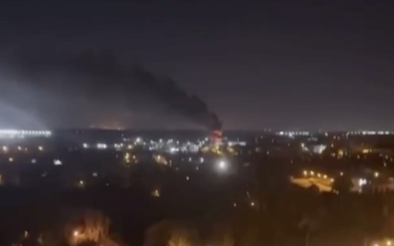 В Explosionen erklangen und ein Feuer brach in der Nähe von Moskau Domodedowo aus (Video)“ /></p>
<p><strong>Nach vorläufigen Angaben brennt das Gebiet in der Nähe des Kesselhauses.</strong></p>
<p>< p>In der Region Moskau in der Nähe des Flughafens Domodedowo waren zwei Explosionen zu hören, woraufhin ein Feuer ausbrach.</p>
<p>Lokale Telegram-Kanäle informieren darüber.</p>
<p>Anwohner behaupten, dass zuvor zwei Explosionen gehört worden seien Das Feuer brach aus.</p>
<p> p> </p>
<p>Der Pressedienst des Außenministeriums der Russischen Föderation berichtete wiederum, dass sich das Feuer im Autowerkstattzentrum auf eine Fläche von 1.000 Quadratmetern ausgeweitet habe .</p>
<p> >Am 9. August kam es in einem Werk in der Region Moskau der Russischen Föderation zu einer heftigen Explosion</strong>.</p>
<p>Später wurde bekannt, dass im optisch-mechanischen Werk Zagorsk in der In der Moskauer Region der Russischen Föderation wurde ein Bomber der neuen Generation entwickelt.</p>
<h4>Verwandte Themen:</h4>
<!-- relpost-thumb-wrapper --><div class=