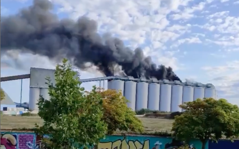 Im Hafen von Frankreich brach in Getreidesilos ein großes Feuer aus: Foto, Video