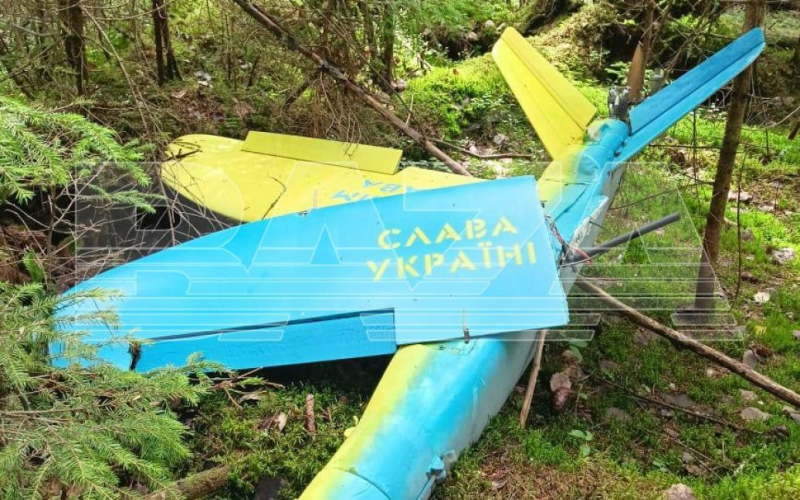 In der Russischen Föderation wurde eine gelb-blaue Drohne mit der Aufschrift „Ruhm sei der Ukraine“ (Foto) gefunden. /></p>
<p><strong>Die Drohne wurde von einem Anwohner gefunden.</strong ></p>
<p>In der Region Twer wurde im Wald eine gelb-blaue <strong>Drohne</strong> mit der Aufschrift „Ehre sei der Ukraine“ und „Ehre sei den Helden“ gefunden. Die Drohne wurde von Mitarbeitern des Föderalen Sicherheitsdienstes der Russischen Föderation abtransportiert.</p>
<p>Dies wurde vom Baza Telegram-Kanal gemeldet.</p>
<p>„Eine etwa einen Meter lange Drohne vom Typ Flugzeug.“ wurde am Morgen des 21. August von einem Rentner aus dem Dorf Rudnya im Bezirk Scharkowski gefunden“, heißt es in der Nachricht.</p>
<p>Es wird festgestellt, dass die Drohne einen beschädigten Flügel hat.</p>
<p> <img decoding=