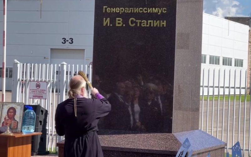 In Russland ein Priester weihte Stalin ein Denkmal: Video“ /></p>
<p><strong>Der Geistliche der Russisch-Orthodoxen Kirche dankte dem sowjetischen Tyrannen für die „vielen neuen Märtyrer“.</strong></p>
<p>In In der Region Pskow der Russischen Föderation wurde auf dem Privatgelände des Mikron-Werks in der Stadt Welikije Luki ein Denkmal für den blutigen sowjetischen Diktator Josef Stalin errichtet.</p>
<p>Laut einem im Internet veröffentlichten Video Ein Vertreter der Russisch-Orthodoxen Kirche weihte das Denkmal.</p>
<p>Während der Zeremonie sagte er, dass in den Jahren seiner Herrschaft Stalin viele Priester getötet wurden, aber „dank dessen haben wir viele.“ neue Märtyrer.“</p>
<p>Der Sota Telegram-Kanal stellte klar, dass der Rektor der örtlichen Kirche, Priester Antonius (Tatarintsev), das Denkmal dem sowjetischen Diktator geweiht hatte.</p>
<p> p>Die Diözese Die Verwaltung beeilte sich, die Tat des Priesters abzulehnen, und sagte, dass die Teilnahme des Klerus „ohne Segen und Zustimmung“ erfolgte und ihre Handlungen und Äußerungen „ihre persönlichen Ansichten und Überzeugungen widerspiegelten“.</p>
<p>Wir erinnern uns, in Februar 2023 Am Vorabend des Besuchs des russischen Präsidenten Wladimir Putin im ehemaligen Stalingrad wurde in der Stadt ein Denkmal für den blutigen sowjetischen Diktator Josef Stalin eröffnet.</p>
<h4>Verwandte Themen:</h4>
<!-- relpost-thumb-wrapper --><div class=