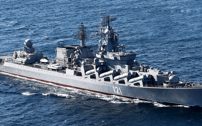 В Russland beschwerte sich darüber, dass die Ukraine Schiffe der Schwarzmeerflotte angegriffen habe. /></p>
<p><strong>Russland sagte, dass die Ukraine Schiffe der Schwarzmeerflotte mit unbemannten Booten angegriffen habe.</strong></p>
<p> Russland teilte mit, dass die Streitkräfte der Ukraine in der Nacht des 1. August einen Angriff mit unbemannten Booten auf ein Schiff der Schwarzmeerflotte durchgeführt hätten.</p>
<p>Dies wurde vom Verteidigungsministerium der Russischen Föderation gemeldet .</p>
<p>„Sie versuchten, <strong>Patrouillenschiffe mit drei unbemannten Booten „Sergej Kotow“ und „Wassili Bykow“ anzugreifen, die die Aufgabe hatten, die Schifffahrt 340 km südwestlich von zu kontrollieren Sewastopol“, heißt es in der Erklärung.</p>
<p>Das Verteidigungsministerium des Angreiferlandes versichert, dass bei der Abwehr des Angriffs alle drei unbemannten Boote durch Feuer der Standardwaffen russischer Schiffe zerstört wurden.</p>
<p >Zuvor wurde berichtet, ob die Ukraine über die Mittel verfügt, die Schwarzmeerflotte der Russischen Föderation zu versenken. Der Militärexperte Mikhail Prytula äußerte seine Meinung in einem Interview mit TSN.ua.</p>
<h4>Verwandte Themen:</h4>
<!-- relpost-thumb-wrapper --><div class=
