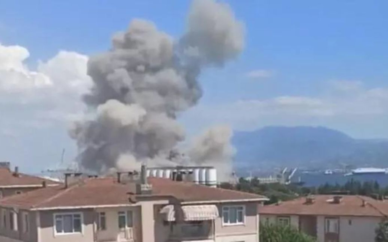 In der Nähe Eine gewaltige Explosion erschütterte den großen Hafen der Türkei (Foto, Video)“ /></p>
<p><strong>Der Bürgermeister von Derince berichtete von einer Explosion in den Silos des Getreideunternehmens TMO.</strong></p >
<p>Die Explosion war am 7. August in der Nähe des großen türkischen Handelshafens Derince im Marmarameer zu hören.</p>
<p>Dies berichtet CNN Turk.</p>
<p>Eine Explosion In der Nähe des türkischen Hafens donnerte Derince in einem Aufzug, während er ein Schiff mit Getreide belud. Dieser Hafen liegt 95 km östlich von Istanbul.</p>
<p>Nach vorläufigen Angaben <strong>gibt es Opfer</strong>, vier Menschen wurden verletzt.</p>
<p>Reporter berichten von der Explosion dass gegen 14:40 Uhr aus allen Teilen von Golcuk (Stadt und Bezirk der Provinz Kocaeli in der Marmararegion) zu hören war. Viele Rettungsteams begaben sich zur Explosionsstelle. Nach der Explosion stieg starker Rauch auf und bedeckte den Himmel.</p>
<p>Derince-Bürgermeister Zeki Akgül berichtete von einer <strong>Explosion in den Silos des Getreideunternehmens TMO</strong>. Dort sind derzeit Notfallteams im Einsatz. Der Zustand der Opfer sei nach Angaben des Bürgermeisters nicht ernst: leichte Verletzungen. Akgül wies darauf hin, dass das Gebiet mit Aufzügen in der Nähe des Hafens liegt, aber keinen Zusammenhang mit diesem hat.</p>
<p>Offizielle Informationen der türkischen Behörden zu den Ursachen der Explosion liegen noch nicht vor. Gleichzeitig gibt es Spekulationen darüber, dass die Explosion durch Druckgas in einem Getreidespeicher verursacht worden sein könnte.</strong></p>
<p>Erinnern Sie sich daran, dass am 7. August auch bekannt wurde, dass ein Personenzug entgleist ist in Südpakistan: Mindestens 30 Menschen wurden getötet und weitere 100 verletzt. Retter versuchen, Menschen aus den Trümmern zu befreien.</p>
<p><u><strong>Lesen Sie auch:</strong></u></p>
<h4>Verwandte Themen:</h4>
<!-- relpost-thumb-wrapper --><div class=