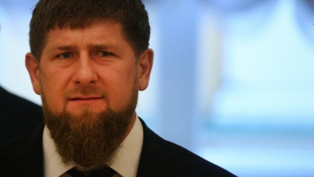 Ein Haufen Wachen und Autos: Eine Delegation traf in der Nähe des zentralen Logistikzentrums in Moskau ein, um sie zu besuchen der kranke Kadyrow“ /></p>
<p>Der Chef von Tschetschenien, Ramsan Kadyrow, befindet sich höchstwahrscheinlich im Zentralen Klinischen Krankenhaus in Moskau — Dort wurde eine große Anzahl teurer Autos mit Nummernschildern der Republik Tschetschenien entdeckt.</p>
<p>Das berichteten <b></b>russische Medien. </p>
<p>Es wird darauf hingewiesen, dass nacheinander teure Autos mit Nummernschildern aus Tschetschenien oder mit Nummernschildern aus anderen Regionen, aber mit Bewohnern Tschetscheniens in der Kabine, im Hauptkrankenhaus des Kremls ankamen. </p>
<p>Jetzt schauen sie zu </p>
<p><img decoding=