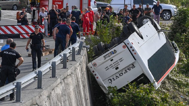 In Montenegro bei Budva flog ein Bus mit Touristen in einen Graben: Der verletzte Ukrainer hatte einen Glied amputiert“ />< /p> </p>
<p>In Montenegro ereignete sich auf der Autobahn Cetinje-Budva ein schrecklicher Unfall. Bei dem Unfall kamen mindestens zwei Menschen ums Leben.</p>
<p>Wie Pobjeda berichtet, sind unter den Opfern auch Ukrainer.</p>
<p>Den Ermittlungen zufolge kam der Bus von der Straße ab und fiel in den Abgrund. Im Transport befanden sich 30 bis 35 Passagiere. Leider sind ein britischer Staatsbürger und ein 19-jähriges Mädchen aus Montenegro gestorben.</p>
<p>Jetzt zuschauen </p>
<p>Es wird auch berichtet, dass unter mehreren verletzten ukrainischen Staatsbürgern ein Mann schwer verletzt wurde. Er liegt jetzt in einem sehr ernsten Zustand auf der Intensivstation. Sein linkes Glied wurde amputiert.</p>
</p>
<p>Auf Anordnung des Staatsanwalts der Hauptstaatsanwaltschaft in Cetinje wurde der Busfahrer wegen des Verdachts der Begehung eines schweren Verbrechens festgenommen — Verstöße gegen die Verkehrssicherheit.</p>
</p>
<p>Nach Angaben der Strafverfolgungsbehörden ereignete sich der Unfall dadurch, dass der Fahrer aus unbekanntem Grund die Kontrolle über den Bus verlor und durchbrach Der Schutzzaun landete in einem etwa 20 Meter tiefen Abgrund. Meter.</p>
</p></p>
<!-- relpost-thumb-wrapper --><div class=