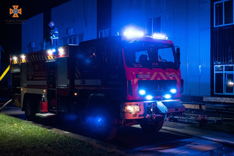 Der Rauch steigt immer noch auf: In Ternopil wird seit Nacht ein Feuer in einer Fabrik gelöscht