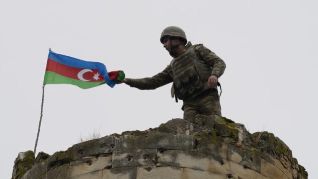 Aserbaidschan kündigte „Anti-Terror-Maßnahmen“ in Berg-Karabach an, Explosionen sind zu hören“/></p>
<p>Das Verteidigungsministerium Aserbaidschans kündigte den „Beginn von Maßnahmen zur Terrorismusbekämpfung“ an. in Berg-Karabach.</p>
<p>Dies geht aus der Erklärung des aserbaidschanischen Ministeriums auf der offiziellen Website hervor.</p>
<blockquote>
<p>— Um die Sicherheit der Zivilbevölkerung, die in die von der Besatzung befreiten Gebiete zurückkehrt, zu gewährleisten, führen die an Bau- und Restaurierungsarbeiten beteiligten Beamten und unser Militärpersonal sowie die Wiederherstellung der verfassungsmäßigen Ordnung der Republik Aserbaidschan den Kampf gegen Die illegalen Streitkräfte Armeniens haben in der Region begonnen, — heißt es in der Erklärung.</p>
</blockquote>
<p>Baku sagte, dass armenische Truppen regelmäßig die Stellungen der aserbaidschanischen Armee in Karabach beschießen, das Territorium verminen und die Zahl der Schützengräben und Unterstände erhöhen. In der Erklärung hieß es, dies habe zu einer weiteren Eskalation der Spannungen geführt.</p>
<p>Jetzt schaue ich </p>
<p>Aserbaidschan warf Armenien vor, die Zahl des Personals in der Region, gepanzerte Fahrzeuge und Artillerieanlagen zu erhöhen und die Einheiten auf ein hohes Maß an Kampfbereitschaft zu bringen.</p>
<p>Darüber hinaus wurde den Armeniern vorgeworfen, mit ihnen ein Zivilauto in die Luft gesprengt zu haben eine Mine auf der Autobahn Ahmedbeyli-Fuzuli-Shusha, 19. September. Ihren Angaben zufolge wurde die Mine von Aufklärungs- und Sabotagegruppen der armenischen Streitkräfte in der Wirtschaftsregion Karabach in Aserbaidschan für terroristische Zwecke vorinstalliert, wodurch Zivilisten getötet wurden.</p>
<p>Zudem Tag, als das Ministerium schreibt, dass infolge einer Minenexplosion aserbaidschanische Militärangehörige getötet und verletzt wurden.</p>
</p>
<p>Anschließend berichtete The Insider, dass aserbaidschanische Truppen mit dem Beschuss der Stadt Stepanakert begonnen hätten in Berg-Karabach und anderen Siedlungen in der Region.</p>
</p>
<p>Laut einer Reihe von Telegram-Kanälen wurde die Mobilfunkkommunikation in der Region abgeschaltet, die Bevölkerung flüchtet in Notunterkünfte. </p>
<p>Sie berichten über die Zerstörung eines armenischen Militärpostens an der Straße Karkijahan-Karkijahan Khalfali in der Region Karabach.</p>
</p></p>
<!-- relpost-thumb-wrapper --><div class=