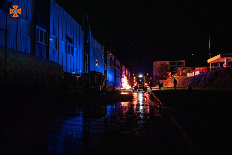Rauch steigt immer noch: in Ternopil löscht seit Nacht ein Feuer im Werk“ /></p>
<p>Foto: DSNS in der Nähe der Region Ternopil</p>
<p><img decoding=