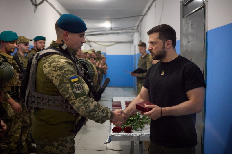 Selenskyj besuchte acht Kampfbrigaden in der Region Donezk