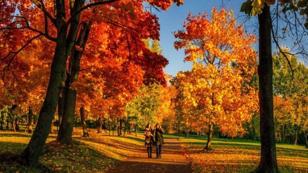 Der Wettervorhersager sagte uns, wann mit Herbstwetter zu rechnen ist