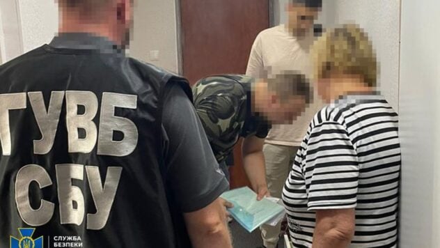 Untauglichkeitsbescheinigung über 10.000 US-Dollar. Die gesamte Führung des Bezirks-IHC in der Region Odessa war in Korruption verwickelt“/></p>
<p>Strafverfolgungsbeamte haben die gesamte Führung einer der regionalen militärmedizinischen Kommissionen in der Region Odessa wegen Korruption entlarvt.</p>
<p>Dies wurde vom Pressedienst von berichtet die SBU.</p>
<p>Es wird angegeben, dass Beamte den Wehrpflichtigen „Piste“ gegen Geld dabei halfen, sie zu töten. von der Einberufung aufgrund fiktiver Dokumente über Dienstunfähigkeit aus gesundheitlichen Gründen.</p>
<p>Jetzt gucken </p>
<blockquote>
<p>— Zu diesem Zweck „verkauften“ die Beklagten: stellen ihren Kunden gefälschte medizinische Berichte mit schwerwiegenden Diagnosen zur Verfügung. Innerhalb von 24 Stunden könnten die Organisatoren der Transaktion „abstempeln“. mehr als 20 falsche ärztliche Atteste, — In der Nachricht heißt es.</p>
</blockquote>
<p>Um „durchzukommen“, heißt es in der Untersuchung. Über das örtliche IHC von Wehrdienstverweigerern aus anderen Regionen bereiteten Beamte für sie fiktive Dokumente für Binnenvertriebene vor.</p>
<p>Die Kosten für Korruptionsdienste lagen zwischen 7.000 und 10.000 US-Dollar. Der Betrag hing von der Dringlichkeit des „Befehls“ ab.</p>
<p>Die erhaltenen Fälschungen nutzten die Betrüger zur Abmeldung aus dem Militärregister und zur Weiterreise ins Ausland.</p>
<p><img decoding=