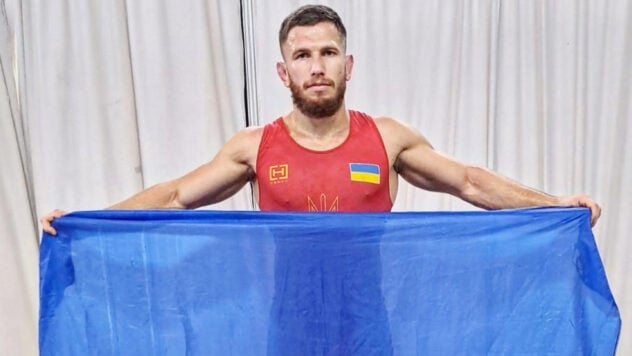 Der Ukrainer Filchakov gewann Bronze bei der Wrestling-Weltmeisterschaft und weigerte sich, ein Foto mit einem Athleten aus zu machen der Russischen Föderation“ />< /p> </p>
<p>Die Ukraine gewann die vierte Medaille bei den Wrestling-Weltmeisterschaften 2023 in Belgrad, Serbien. Die Bronzemedaille im Gewicht bis 82 kg gewann der Vertreter des griechisch-römischen Stils <strong>Jaroslaw Filtschakow.</strong></p>
<p>Diese Medaille war die erste für Vertreter der Ukraine im Griechischen -Römischer Stil bei den Wrestling-Weltmeisterschaften 2023. </p>
<p>Filchakov begann seine Auftritte mit einem Sieg über den koreanischen Ringer Sejin Yang (9:0).</p>
<p>Jetzt zuschauen </p>
<p>Im Viertelfinale stand er unterlag dem Iraner Alireza Mohmadipiani mit 1:4. Doch dann besiegte er im Hoffnungskampf den Serben Branko Kovacevic (9:0) und im Kampf um Bronze siegte er nach technischen Punkten über den Vertreter Moldawiens, Mihail Bradu (3:1).</p>
<p>Aserbaidschaner Rafik Huseynov gewann Gold in dieser Kategorie, der Iraner Alireza Mohmadipiani gewann Silber und der „Neutral“-Kategorie. Russischer Aues Gonibov.</p>
<p>Während der Preisverleihung weigerte sich Filchakov, ein gemeinsames Foto mit den Gewinnern, darunter auch Gonibov, zu machen.</p>
<blockquote>
<p>— Filchakov sagte Reportern, dass heute in der Ukraine unschuldige Kinder, Frauen und alte Menschen durch die Hände von Putins Mördern sterben. Ganze Stadtteile, Schulen, Krankenhäuser und Sportanlagen wurden durch Beschuss zerstört. Das Haus seiner Eltern in Balakleya, wo er herkommt, wurde zerstört. Auch das Haus seiner Frau, — heißt es in einer Erklärung des griechisch-römischen Ringerverbandes der Ukraine.</p>
</blockquote>
<p>Sie fügten hinzu, dass er Fragen von Journalisten auf Russisch auf Ukrainisch beantwortet habe, woraufhin „die Reporter weggelaufen seien“. .< /p> </p>
<p>Zuvor weigerte sich der Ukrainer Wassili Michailow, der im Freistilringen Bronzemedaillengewinner im Gewicht bis 79 kg wurde, bei der Siegerehrung ein gemeinsames Foto mit russischen und iranischen Athleten zu machen.</p>
</p></p>
<!-- relpost-thumb-wrapper --><div class=