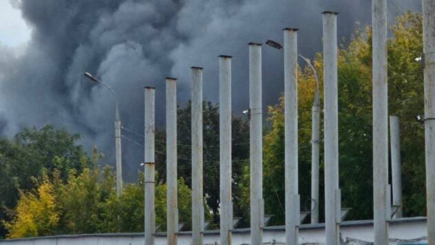 Dicker Rauch strömt heraus: In Samara brennt ein Lagerwerk