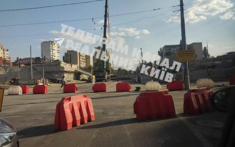 Alle montierten Spannweiten fielen: in Kiew, die Degtyarevsky-Brücke auf Shulyavka ist eingestürzt“ /></p>
<p>Foto: social media</p>
<p><img decoding=