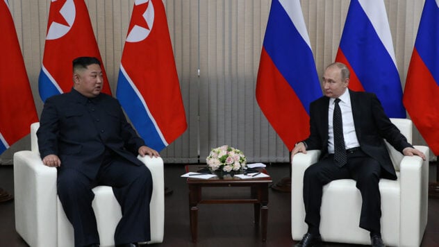 Die Russische Föderation hat Probleme mit Waffen: Yusov nannte den Grund für den Besuch von Kim Jong-un Putin“ />< /p> </p>
<p>Das Treffen zwischen den beiden Diktatoren Wladimir Putin und Kim Jong-un zeigt, dass die russische Armee erhebliche Probleme mit Waffen hat.</p>
<p>Ein Vertreter der Hauptnachrichtendirektion der Zu dieser Sendung sagte das Verteidigungsministerium der Ukraine Andrey Yusov auf dem Sender FreeDom TV. </p>
<p>Ihm zufolge ist mittlerweile bekannt, dass Russland echte Probleme mit modernen, hochpräzisen und hochtechnologischen Waffen hat.< /p>Jetzt schauen sie sich </p>
<blockquote>
<p>— Obwohl wir sehen, dass es nicht mehr nur bei ihm ist. „Wenn der russische Diktator gezwungen ist, Nordkorea um Artilleriegranaten und andere militärische Unterstützung zu bitten, dann sprechen wir über große Probleme in anderen Bereichen“, sagte er. Yusov sagte.</p>
</blockquote>
<p>Der Vertreter der Hauptdirektion für Geheimdienste wies darauf hin, dass Russland und Nordkorea sich über Waffenlieferungen einigen können, dies jedoch die Situation an der Front nicht grundlegend ändern wird.</p>
<p> < p>— Ja, natürlich wird dies den Besatzern helfen, ihre Verteidigungsoperationen fortzusetzen. Andererseits könnte es aber auch die Hilfe der freien Welt und demokratischer Länder für die Ukraine intensivieren. Deshalb besteht kein Grund, daraus eine Katastrophe zu machen, — sagte er.</p>
<p>Jussow machte auch darauf aufmerksam, dass Russland immer noch auf die Versorgung mit Shaheds aus dem Iran angewiesen sei, da die Invasoren nicht in der Lage seien, eine eigene Drohnenproduktion aufzubauen.</p>
<p> Es ist bereits bekannt, dass die Russische Föderation innerhalb einer Charge 100-120 iranische Drohnen erhält.</p>
<p>Erinnern Sie sich daran, dass sich die Diktatoren Kim Jong-un und Wladimir Putin am 13. September im Kosmodrom Wostotschny in der Region Amur trafen von Russland.</p>
<p>Sie sollten sich auf den Transfer nordkoreanischer Waffen an die Russische Föderation, einschließlich Artilleriemunition, einigen.</p>
</p></p>
<!-- relpost-thumb-wrapper --><div class=