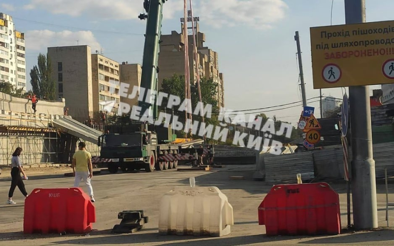  Alle montierten Spannweiten fielen: Die Degtyarevsky-Brücke auf Shulyavka stürzte in Kiew ein