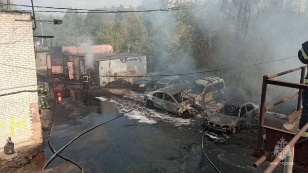 Großbrand bei Moskau: Autos und eine Garage in der Nähe der Verkehrspolizei brennen