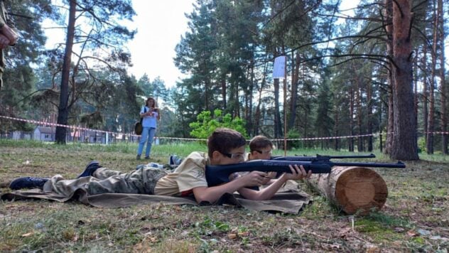 Kinder in der Russischen Föderation werden auf den Krieg vorbereitet. In Schulen wird ihnen das Schießen beigebracht echte Waffen – CNN“/></p>
<p>Schulen in der gesamten Russischen Föderation haben sich in militärische Paradeplätze verwandelt. CNN berichtet, dass Grundschulkinder Militäruniformen anziehen und Zwangsmärsche absolvieren, während älteren Kindern beigebracht wird, Gräben auszuheben, Granaten zu werfen und mit echten Waffen zu schießen.</p>
<blockquote>
<p>— Schulen im ganzen Land feiern ihren Militärdienst und gründen „Freiwilligenfirmen“. von Teenagern und der nationale Lehrplan ändert sich mit einem Schwerpunkt auf der Verteidigung des Heimatlandes, — stellt den Autor der Veröffentlichung fest.</p>
</blockquote>
<p>Das heißt, russische Kinder werden auf den Krieg vorbereitet, und es werden enorme Investitionen dafür getätigt. Der Leiter des Bildungsministeriums der Russischen Föderation, Sergej Krawtsow, erklärte kürzlich, dass es in Schulen und Hochschulen etwa 10.000 sogenannte militärisch-patriotische Vereine gebe, an denen eine Viertelmillion Menschen beteiligt seien.</p>
<p>Zu dieser Vorbereitung gehört auch eine radikale Überarbeitung des Lehrplans mit der Einführung obligatorischer militärpatriotischer Kurse und die Aktualisierung von Geschichtsbüchern, die sich auf die militärischen Siege der Russischen Föderation konzentrieren.</p>
<p>Derzeit wird </p>
<p>— Standardlehrbuch „Geschichte Russlands“; hat jetzt die Krimbrücke auf dem Cover und ein neues Kapitel, das der modernen Geschichte der Ukraine gewidmet ist. Es gibt die Abschnitte „Geschichtsfälschung“, „Wiederbelebung des Nationalsozialismus“, „Ukrainischer Neonazismus“ und „Geschichtsfälschung“. und „Russland“ Land der Helden”, — berichtet ein amerikanischer Fernsehsender.</p>
<p>Aus den Titeln dieser Abschnitte wird deutlich, dass die Russische Föderation versucht, die jüngste Geschichte neu zu schreiben und ihre Invasion in der Ukraine fälschlicherweise als „Sondermission“ darzustellen. um Russischsprachige vor Völkermord durch „Neonazis“ zu schützen.</p>
<p>Das Programm wird angeblich erst in diesem Jahr getestet und soll 2024 in den Schulen eingeführt werden.</p>
<p >Der Krieg in der Ukraine dauert bereits den 578. Tag an.</p>
<p>Die Situation in den Städten kann auf der interaktiven Karte der Militäreinsätze in der Ukraine überwacht werden.</p>
<p>Weitere Informationen zum Krieg in Ukraine – Online-Nachrichten – lesen Sie das ICTV Facts-Material.</p>
</p></p>
<!-- relpost-thumb-wrapper --><div class=