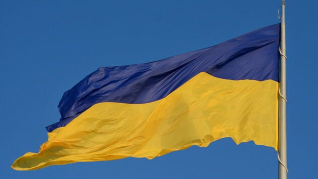 Ukrainische Flagge gehisst im vorübergehend besetzten Kakhovka in der Region Cherson