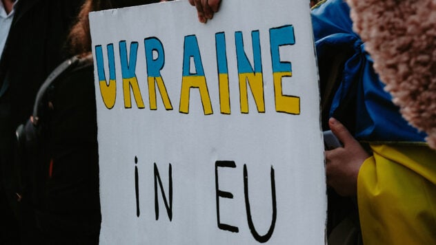 Mehr als 70 % der Europäer unterstützen Sanktionen gegen die Russische Föderation, 57 % – die Bereitstellung von Waffen an die Ukraine: Umfrage“ /></p>
<p>Die meisten Europäer befürworten eine weitere Unterstützung der Ukraine und der Ukrainer. Mehr als 60 % befürworten die Integration unseres Staates in die Europäische Union.</p>
<p>Dies belegen Daten der Eurobarometer-Umfrage, die im August in EU-Mitgliedsländern durchgeführt wurde.</p>
<p>So 86 % der Befragten befürworten die Fortsetzung der humanitären Hilfe für die vom Krieg betroffenen Ukrainer.</p>
<p>Jetzt zuschauen </p>
<p>Weitere 77 % stimmen der Aufnahme von Menschen in die EU zu, die vor der umfassenden Aggression der Russischen Föderation fliehen. Und <strong>71 % befürworten die Einführung von Wirtschaftssanktionen gegen Russland</strong>.</p>
<p>Etwa zwei Drittel der Europäer sind davon überzeugt, dass die Europäische Union den Fortschritt der Ukraine durch die europäische Integration und ihre Integration in die Union unterstützen sollte Europäischer Markt (67 % bzw. 65 %).</p>
<p>Darüber hinaus sprachen sich 65 % der Befragten für eine finanzielle und wirtschaftliche Unterstützung der Ukraine aus.</p>
<blockquote>
<p>Gleichzeitig sind 57 % der Meinung, dass die Europäische Union den Kauf weiterhin unterstützen sollte Lieferung militärischer Ausrüstung für die Ukraine sowie Ausbildung ukrainischer Soldaten.</p>
</blockquote>
<p style=