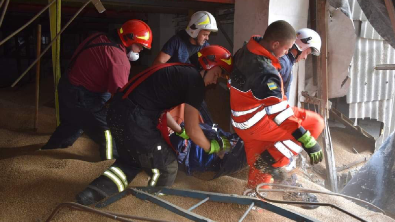 In Tschernigow wurden drei Landarbeiter mit Getreide bedeckt: Sie starben