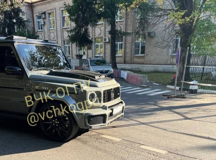 Ein Haufen Wachen und Autos: Eine Delegation traf in der Nähe des zentralen Logistikzentrums in Moskau ein, um den kranken Kadyrow zu besuchen 