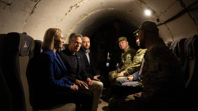 In einem Bunker und am Steuer eines Panzerwagens: Blinken besuchte Yagodnoye und Grenzschutzbeamte in der Nähe von Kiew