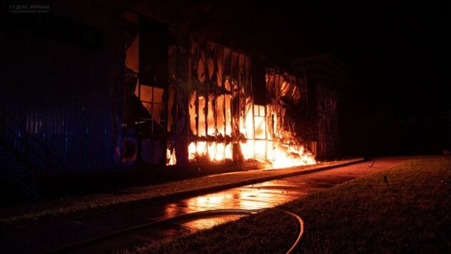 Der Rauch steigt immer noch auf: In Ternopil wird seit Nacht ein Feuer in einer Fabrik gelöscht 