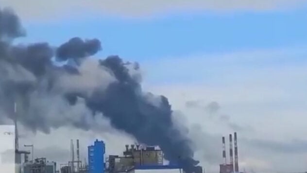 Schwarzer Rauch strömt aus: In einem Schmierstoffwerk in der brach ein Großbrand aus Russische Föderation“ /></p >
<p>Am Dienstag, dem 12. September, brach in der russischen Stadt Salavat ein Feuer auf dem Gelände des Schmierstoffwerks Devon aus.</p>
<p>Laut lokalen Telegram-Kanälen , neben Treibstofftanks brennt eine Heizölgrube.</p>
<p>Im Internet wurden Videos vom Brandort veröffentlicht, in denen dicker schwarzer Rauch zu sehen ist.</p>
<p>Sie schauen gerade zu </p>
<p >Wie das russische Ministerium für Notsituationen mitteilt, wurde der Brand mit einer Fläche von 300 Quadratmetern bereits lokalisiert. Über die Brandursache liegen noch keine Informationen vor.</p>
</p>
<p>Wir erinnern Sie daran, dass am 11. September in der Nähe der Staatlichen Straßenverkehrssicherheitsinspektion Podolsk bei Moskau ein Großbrand ausbrach. </p>
<p>Auf einer Fläche von 78 Quadratmetern brannten drei Autos, eine Garage und ein Schuppen. m.</p>
</p></p>
<!-- relpost-thumb-wrapper --><div class=