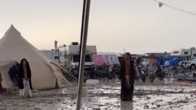 Tausende Menschen sind aufgrund von Regenfällen am Burning Man gestrandet, ein Todesfall ist bekannt