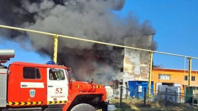 Eine Farbenfabrik brennt in der Region Belgorod der Russischen Föderation