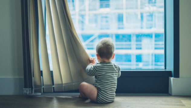 Oma ging in den Laden. In Odessa fiel ein zweijähriges Mädchen heraus das Fenster eines Hochhauses“ /></p >
<p>Am Montag, den 4. September, fiel ein zweijähriges Mädchen aus dem Fenster eines Hochhauses in Odessa.</p>
<p> < p>Wie die Ermittler herausfanden, brachte die Mutter ihre zweijährige Tochter und ihren vierjährigen Sohn mit, um ihre Großmutter zu besuchen.</p>
<p>Nach Angaben der älteren Frauen ließ sie ihre Enkelkinder kurzzeitig allein und ging in den Laden.</p>
<p>Während dieser Zeit kletterte das Mädchen angeblich auf die Fensterbank, stützte sich auf ein Moskitonetz und fiel aus dem Fenster.</p>
<p>Ärzte diagnostizierten bei dem Kind einen geschlossenen Zustand Schädel-Hirn-Verletzung am Kopf, Gehirnerschütterung und andere Verletzungen am Körper.</p>
<p>Wie die Polizei mitteilte, war die Familie zuvor nicht den Strafverfolgungsbehörden aufgefallen und war nicht bei den Sozialämtern gemeldet.< /p> </p>
<p>Jetzt ermitteln die Ermittler die vollständigen Umstände des Vorfalls, woraufhin ihr eine juristische Qualifikation verliehen wird.</p>
<blockquote>
<p>— Die Polizeibeamten fordern die Eltern und ihre Ersatzpersonen erneut auf, für die Sicherheit der Kinder zu sorgen. Lassen Sie Babys nicht unbeaufsichtigt, schließen Sie ihr den Zugang zu gefährlichen Gegenständen, Substanzen und Fenstern aus, wenn Sie in mehrstöckigen Gebäuden leben. Denken Sie daran, dass das Moskitonetz das Gewicht eines Kindes nicht tragen kann. Hinweis bei der Polizei.</p>
</blockquote>
<p>Erinnern Sie sich daran, dass am 30. August im Dorf Zaborye, Bezirk Fastovsky, Gebiet Kiew, ein zweijähriger Junge aus dem Fenster eines Wohngebäudes fiel . </p>
<p>Es ist bekannt, dass das Kind sich auf ein Moskitonetz stützte und aus dem zweiten Stock fiel. Der Junge wurde dringend ins Krankenhaus eingeliefert. Die Ärzte diagnostizierten bei dem Baby eine Kopfverletzung.</p>
</p></p>
<!-- relpost-thumb-wrapper --><div class=