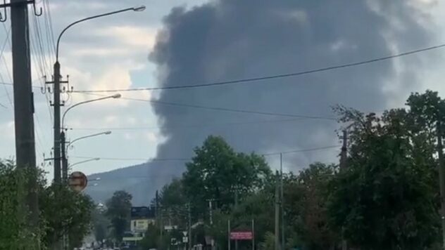 Schwarzer Rauch strömt aus: In der Nähe von Iwano-Frankiwsk kam es zu einer Explosion