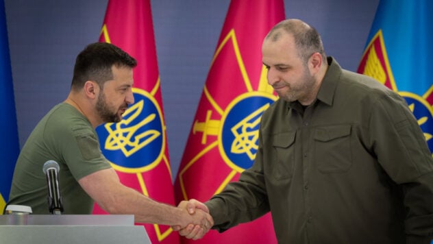 Hauptpriorität – Ukrainischer Krieger: Selenskyj skizzierte Aufgaben für Umerov“ /></p>
<p>Am Donnerstag, dem 7. September, stellte Präsident Wolodymyr Selenskyj den neuen Verteidigungsminister der Ukraine, Rustem Umerov, offiziell vor und skizzierte die wichtigsten Aufgaben, vor denen er steht.</p>
<p>Nach Angaben des Staatsoberhauptes<strong> zur neuen Subjektivität des Verteidigungsministeriums</strong>, das für die Koordinierung des gesamten Verteidigungssektors verantwortlich ist.</p>
<p>– Die strategische Rolle des Ministeriums und sein tatsächlicher koordinierender Einfluss sollten für unsere Gesellschaft offensichtlich sein. Die Ergebnisse dieser Arbeit sollten unsere Fähigkeit stärken, das ukrainische Land zu befreien“, sagte Selenskyj.</p>
<p><strong>Zweitens</strong> betonte Selenskyj, dass <strong>der ukrainische Krieger eine Schlüsselpriorität sein sollte. </strong > Und wenn Änderungen zu seinem Wohl erforderlich sind, müssen sie sofort erfolgen: von der Abschaffung bürokratischer Verfahren, die die Zeit und Energie der Krieger verschlingen, bis hin zur Bereitstellung von allem Notwendigen.</p>
<blockquote>
<p>– Alles, was digitalisiert werden kann, sollte digitalisiert werden. Jeder bürokratische Vorgang, der rückgängig gemacht werden kann, muss schnellstmöglich abgeschafft werden. Alles, was das Leben und die Gesundheit von Soldaten retten kann, muss gefunden und an die ukrainischen Truppen geliefert werden. Wir brauchen eine neue Einstellungsphilosophie gegenüber ukrainischen Soldaten: Menschen sind kein teures Material. „Ihre Zeit und Stärke ist der Wert unseres Staates“, sagte er. erklärte der Präsident.</p>
</blockquote>
<p><strong>Drittens braucht die Ukraine ein Höchstmaß an internationaler Koordination. Dabei geht es nicht nur um die Weiterentwicklung bestehender Formate, sondern auch um die Bildung „neuer regionaler und thematischer Koalitionen“. Die vollständige Integration der Ukraine in die NATO bleibt eine strategische Aufgabe.</p>
<p><strong>Der vierte Punkt</strong> Selenskyj nannte <strong>die Ausweitung jedes positiven Beispiels von Kampfbrigaden auf alle Einheiten</strong>. 8221;</strong>. Das heißt, das, was einer Einheit gelungen ist und die Verteidigung der Ukraine stärkt, sollte auf andere Einheiten der Streitkräfte der Ukraine ausgeweitet werden.</p>
<p>Der Präsident erinnerte daran, dass die ukrainischen Verteidigungskräfte weltweit über die größte Erfahrung verfügen erfolgreiche Verteidigung in der modernen Kriegsführung. Daher sollte alles, was einen solchen Schutz bietet, dem Militär und der Sicherheit dienen: von der Ausbildung bis zur medizinischen Unterstützung der Brigaden, von der Lieferung von Waffen bis zur Kommunikation mit den Angehörigen der Soldaten.</p>
<p>Ungetrennt wies Selenskyj auf die Notwendigkeit von < hin stark>respektvolle, klare und zeitnahe Kommunikation mit den Angehörigen des Militärpersonals</strong>, einschließlich der verstorbenen Verteidiger.</p>
<p>– Alle diese Familien sollten wirklich das Gefühl haben, dass die Erinnerung an die gefallenen Soldaten natürlich einen Wert für unseren Staat und für jeden im Verteidigungssystem darstellt. Bei der Kommunikation mit verschiedenen Brigaden, mit unseren verschiedenen Soldaten haben wir oft gesehen, wie Menschen schon zu Lebzeiten Auszeichnungen erhielten. Und die Familie erhielt diese Auszeichnung bereits nach dem Tod eines Kriegers. Das ist absolut unfair und dieses Problem muss gelöst werden“, sagte Selenskyj und fügte hinzu, dass dies ein Element des Respekts gegenüber den Verteidigern sei.</p>
<p><strong>Die fünfte Priorität</strong>, geäußert von der Präsident, ist <strong>&# 8220;ein neues Maß an Transparenz” im Abwehrsystem</strong>. Ihm zufolge muss die Gesellschaft in erster Linie den Soldaten vertrauen, wie der gesamte Verteidigungssektor funktioniert.</p>
<p>„Maximale Transparenz und größtmöglicher Vertrauenserhalt sind eine Stärke der gesamten Branche. Und das wird eine der Prioritäten des Ministers sein. Ich glaube nicht, dass viel Zeit bleibt, denn sie ernten immer Applaus, verabschieden sich aber auf unterschiedliche Weise. Wenn wir also tiefgreifende Reformen durchführen und konkrete Schritte unternehmen, würde ich Ihnen raten, dies schnell zu tun. Andernfalls könnte das Vertrauen verschwinden … Der Krieg geht weiter, und es ist Vertrauen, das das Ministerium stärken kann, — Zelensky betonte.</p>
<p><img decoding=