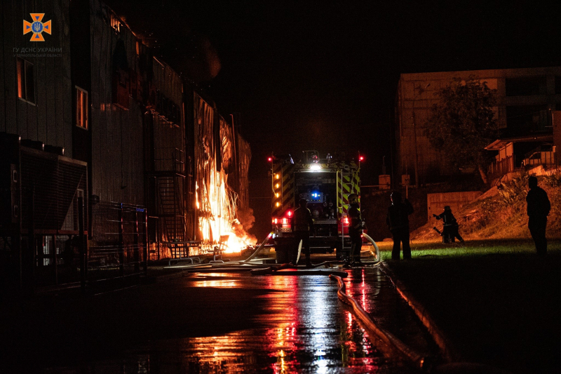 Der Rauch steigt immer noch: In Ternopil wird seit Nacht ein Feuer in einer Fabrik gelöscht