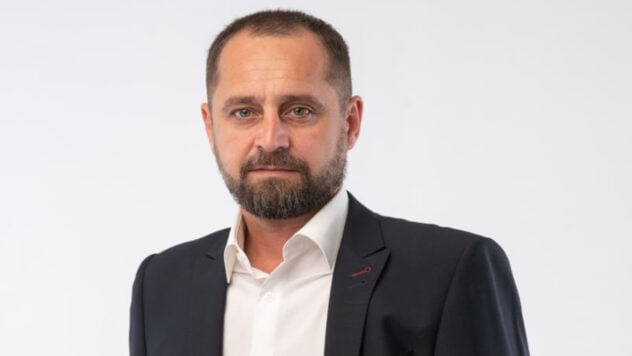 Der Pressedienst des südukrainischen Kernkraftwerks wird vom ehemaligen Koordinator der Medwedtschuk-Bewegung geleitet Der Pressedienst des südukrainischen Kernkraftwerks wurde vom ehemaligen Koordinator von Medwedtschuk geleitet Bewegung“ /></p>
<p> < p>Jaroslaw Malentschenko, der über mehr als 20 Jahre Erfahrung in Führungspositionen und im Bereich Kommunikation in Zentralbehörden, öffentlichen und privaten Unternehmen verfügt, wurde zum Leiter der Informations- und Öffentlichkeitsarbeit ernannt Abteilung des südukrainischen Kernkraftwerks.</p>
<p>— In seiner neuen Rolle wird Jaroslaw Malentschenko dafür verantwortlich sein, eine effektive Kommunikation zwischen dem Südlichen Kernkraftwerk und der Öffentlichkeit sicherzustellen, ein positives Image des Kraftwerks zu fördern und das Vertrauen in die Kernenergie zu stärken, — berichtet der Pressedienst des südukrainischen Kernkraftwerks.</p>
<p><iframe Loading=