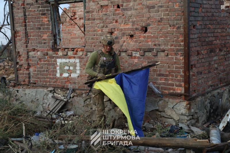 AFU-Soldaten hissten die Flagge der Ukraine über der befreiten Andreevka