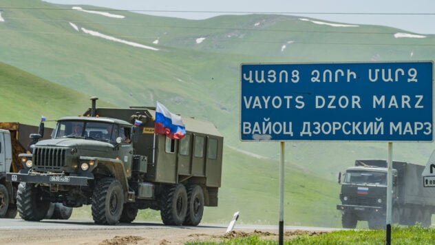 Berg-Karabach hört am 1. Januar 2024 auf zu existieren – per Dekret“ /></p >
<p>Der Präsident der nicht anerkannten Republik Berg-Karabach (Arzach) Samvel Shahramanyan unterzeichnete ein Dekret zur Auflösung aller Regierungsinstitutionen.</p>
<p>Die Republik hört am 1. Januar 2024 auf zu existieren. Das Dekret tritt unmittelbar nach seiner Veröffentlichung in Kraft.</p>
<blockquote>
<p>– Auflösung aller staatlichen Institutionen und Organisationen unter ihrer Ressortunterstellung bis zum 1. Januar 2024, und die Republik Berg-Karabach (Artsakh) hört auf zu existieren, heißt es im Dekret.</p>
</blockquote>
<p>Personen, die in diesen Gebieten lebten, einschließlich derjenigen, die sich nach Inkrafttreten des Dekrets außerhalb der Republik befinden, wird empfohlen, sich mit den von Aserbaidschan vorgelegten Reintegrationsbedingungen vertraut zu machen, um dann unabhängig über einen Verbleib in der Region zu entscheiden.< /p>Gucke gerade < p>Die Behörden der Republik trafen diese Entscheidung im Zusammenhang mit der schwierigen militärisch-politischen Situation, die sich auf der Grundlage der Priorität der Gewährleistung der physischen Sicherheit und der lebenswichtigen Interessen der Bevölkerung von Bergkarabach entwickelte, unter Berücksichtigung der durch Vermittlung erzielten Vereinbarung Das Kommando des russischen Friedenssicherungskontingents mit Vertretern der Republik Aserbaidschan gewährleistet die freie, freiwillige und ungehinderte Durchfahrt der Bewohner von Berg-Karabach, einschließlich des Militärpersonals, das seine Waffen niedergelegt hat, mit ihrem Eigentum auf ihren Fahrzeugen.</p>
<p> < h2>Was dem vorausging</h2>
<p>Am 19. September kündigte das aserbaidschanische Verteidigungsministerium die Durchführung „lokaler Anti-Terror-Maßnahmen“ an. gegen armenische Formationen. In den Medien wurde über massiven Beschuss berichtet. Unterdessen erklärte Eriwan, dass es in Karabach kein armenisches Militärpersonal gebe.</p>
<p>Später am selben Tag gab Baku die Bedingungen für die Einstellung der Anti-Terror-Maßnahmen bekannt: Kapitulation und Entwaffnung der bewaffneten Formationen der Region und Selbstauflösung des lokalen Regimes.</p>
<p> Daraufhin wandte sich Stepanakert an Baku mit dem Vorschlag, das Feuer einzustellen und Verhandlungen aufzunehmen.</p>
<p>Am 20. September erzielten die Parteien eine Einigung. Die Regierung von Ilham Aliyev sagte, dass Aserbaidschan Garantien für die Entwaffnung der armenischen Streitkräfte in der Region Karabach erhalten habe.</p>
<p>Vertreter von Bergkarabach und Aserbaidschan haben bereits zwei Treffen zum Thema Reintegration abgehalten.</p>
<p>Nach Angaben des armenischen Innenministeriums sind am 28. September um 08:00 Uhr 65.036 Binnenvertriebene aus Berg-Karabach in die Republik Armenien eingereist.</p>
<p>Alle Personen, die keinen vorgegebenen Wohnort haben, stellt der Staat entsprechende Unterkünfte zur Verfügung.</p>
</p></p>
<!-- relpost-thumb-wrapper --><div class=