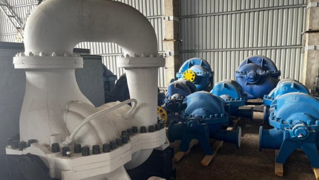 Sie verkauften Pumpen für Kernreaktoren an die Russische Föderation: Der SBU nahm die Manager der Sumy fest /></p>
<p>In der Region Sumy meldete der Sicherheitsdienst der Ukraine den Managern einen Verdacht über ein Werk, das Russland strategisch wichtige Produkte für die Kernenergie sowie die Öl- und Gasindustrie lieferte.</p>
<p>Die Rede ist von Pumpausrüstung, die in einem der Werke in Sumy hergestellt wird. </p>
<p>Dieses Unternehmen ist Teil der Struktur des russischen Finanz- und Industriekonzerns, der einer der größten Geber ist zum russischen Haushalt.</p>
<p>Wird gerade beobachtet </p>
<p>Basierend auf den Ergebnissen der Untersuchung verhafteten die Ermittler das genehmigte Kapital sowie das Immobilien- und Mobilvermögen des ukrainischen Werks für einen Gesamtbetrag von fast <strong>365 Millionen UAH</strong></p>
<blockquote>
<p>& #8212; Der Untersuchung zufolge entwickelte die Leitung des Werks Sumy nach der umfassenden Invasion der Russischen Föderation ein System zur Lieferung ukrainischer Produkte nach Russland unter Umgehung der verhängten Sanktionen. Um ihre kriminellen Aktivitäten zu verschleiern, nutzten die Angreifer kontrollierte Handelsstrukturen aus mehreren Ländern in Europa und Asien, — sagte der SBU.</p>
</blockquote>
<p>Es wurde festgestellt, dass ausländische Unternehmen Pumpausrüstung angeblich für den Eigenbedarf kauften und diese dann an Endkunden in der Russischen Föderation weiterleiteten.</p>
<p>Darüber hinaus lieferten Beamte ukrainische Pumpausrüstung an zwei asiatische Länder zum Bau von Kernkraftwerke unter der Führung von Rosatom. </p>
<p>Bei Durchsuchungen am Arbeitsplatz und am tatsächlichen Wohnort der Angeklagten wurden Dokumente, Computerausrüstung und Mobiltelefone mit Beweisen für die Transaktion beschlagnahmt.</p>
<p> < p><img decoding=