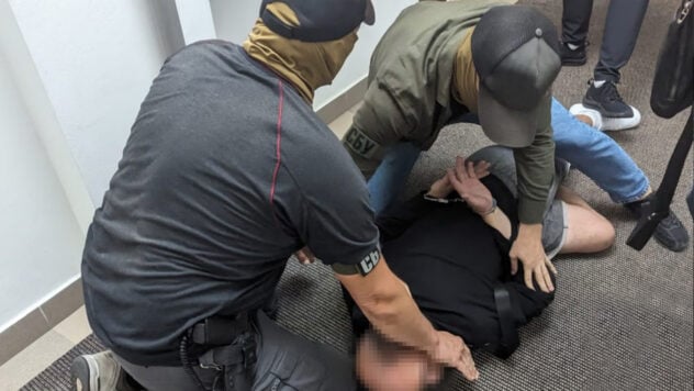 Ein halbes Kilo Kokain im Magen: Der SBU hat einen Drogendealer an der Grenze festgenommen Ukraine“ /></p>
<p> < p>SBU-Beamte nahmen einen Drogendealer fest, der versuchte, Kokain aus Lateinamerika in die Ukraine zu schmuggeln, und versteckten es in seinem eigenen Magen. Um die Droge über die Grenze zu transportieren, verwendeten die Angreifer spezielle Kapseln, die sie dann schluckten.</p>
<p>Nach Angaben des Pressedienstes des SBU handelte es sich bei jedem solchen „Ansatz“ um eine Art „Vorgehensweise“. erlaubte dem Kurier den Transport von mehr als einem halben Kilogramm Kokain, was auf etwa 3,5 Milliarden UAH geschätzt wird.</p>
<p>Die Route des Schmuggelkanals verlief im Transit durch mehrere europäische Länder, dann wurden die Drogen zum Weiterverkauf nach Odessa gebracht. Das illegale Geschäft ermöglichte es seinen Teilnehmern, systematisch Gewinne in Millionenhöhe zu erzielen.</p>
<p>Jetzt beobachten </p>
<p>Den Ermittlungen zufolge wurde die illegale Aktivität von einer Vertreterin von Kriminellen aus der Region Sumy zusammen mit ihrem Komplizen, der dorthin reiste, organisiert der lateinamerikanischen Länder.</p>
<p >Dort knüpfte der Mann Kontakte zu örtlichen Drogendealern, von denen er Kokain kaufte und in die Ukraine transportierte. Insbesondere erhielt ein Einwohner von Odessa Schmuggelware und suchte anschließend nach Drogendealern.</p>
<p>Für den Drogentransport aus dem Ausland heuerten die Angeklagten regelmäßig Drogenkuriere an, die von jeder Warensendung einen Prozentsatz erhielten. Solche Träger wurden von Personen gesucht, die von der Wehrpflicht befreit waren und die Grenze frei überqueren konnten.</p>
<p><img decoding=