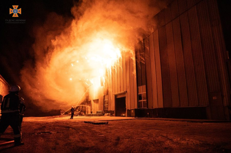 Der Rauch steigt immer noch: In Ternopil wird seit Nacht ein Feuer in einer Fabrik gelöscht