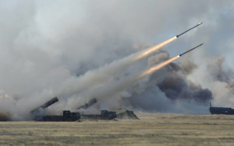 Belarus wird groß angelegte Militärübungen mit „Smerchs“ und „Polonaises“ durchführen. /></p>
<p><strong>Für militärische Übungen setzt Weißrussland das Smerch MLRS ein und „Polonaise“.</strong></p>
<p>Belarus plant, Ende September groß angelegte Militärübungen abzuhalten. Einheiten der 336. Raketenartillerie-Brigade haben bereits begonnen, sich auf das Übungsgelände zu begeben.</p>
<p>Dies berichtet der Überwachungssender „Belarusian Gayun“.</p>
<p>Es wird darauf hingewiesen, dass die 336. Brigade ist mit einem <strong>MLRS „Smerch“ und einer „Polonaise“ bewaffnet.</strong></p>
<p>Laut Überwachungssender werden folgende Einheiten an den Übungen beteiligt sein:</p>
<p> „Derzeit laufen aktive Vorbereitungen für die bevorstehenden Übungen. Es werden Überprüfungen durchgeführt, um das Vorhandensein und den Zustand von Ausrüstung, Waffen und militärischer Ausrüstung zu überprüfen. Außerdem führen Einheiten Kurse zur Verhinderung „negativer Informationsauswirkungen“ durch „Militärpersonal ist verpflichtet, einen Algorithmus zur Erkennung unzuverlässiger Informationen (gefälschte Informationen) sowie das Verfahren unter Verwendung sozialer Netzwerke und Instant Messenger zu erkennen“, heißt es in der Nachricht.</p>
<p>Denken Sie daran, dass die selbsternannten Der weißrussische Präsident Alexander Lukaschenko flog nach Russland, um sich mit Putin zu treffen.</p>
<h4>Ähnliche Themen:</h4>
<p>Weitere Nachrichten</p>
<!-- relpost-thumb-wrapper --><div class=