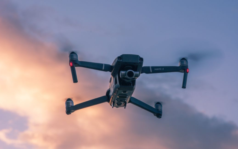 Brjansk UAV „besuchte“ die Region: Das Geräusch der Explosion wurde auf Video festgehalten“ /></p>
<p><strong>Das Bahnhofsgebäude, der Platz und die Autos wurden beschädigt.</strong></p>
<p >Die Russen sagten, dass in der Nacht und am Morgen des 7. September drei Drohnen in der Region Brjansk abgeschossen wurden. Im Regionalzentrum wurden Gebäude und Autos beschädigt.</p>
<p>Dies gab der Gouverneur der Region Brjansk, Alexander Bogomaz, bekannt.</p>
<p>Laut Bogomaz wurden in der Region Brjansk drei Drohnen abgeschossen Nachts und am Morgen verursachten die Trümmer eines von ihnen Zerstörung.</p>
<p>„Infolge des Absturzes der Flugzeugtrümmer wurde die Verglasung des Gebäudes des Bahnhofs Brjansk I beschädigt Der Bahnhofsplatz und mehrere Autos wurden teilweise beschädigt.</strong> Einsatz- und Rettungsdienste sind vor Ort im Einsatz“, heißt es in der Erklärung des Gouverneurs.</p>
<p>Der Moment, in dem das UAV abgeschossen wurde oder das Ziel traf, war auf Überwachungsvideo festgehalten.</p>
<p><img decoding=