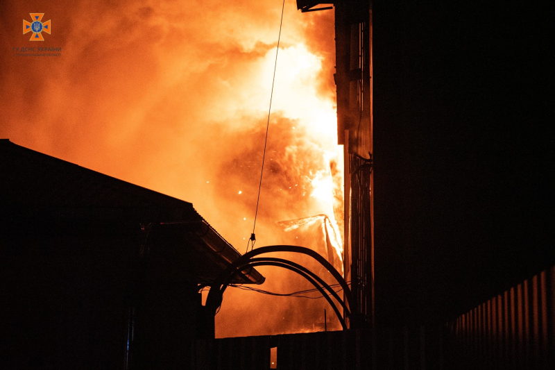 Der Rauch steigt immer noch: in Ternopil sie löschen seit Nacht ein Feuer in einer Fabrik. 